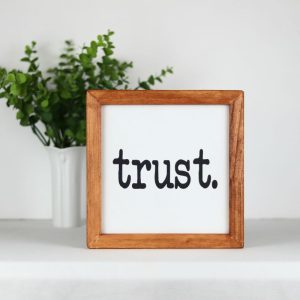 Farmhouse Style Wooden Sign – Framed Home Décor 20 x 20 cm "Trust."