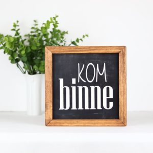 Farmhouse Style Wooden Sign – Framed Home Décor 20 x 20 cm "Kom binne"
