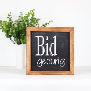 Farmhouse Style Wooden Sign – Framed Home Décor 20 x 20 cm "Bid gedurig"