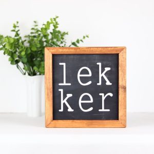 Farmhouse Style Wooden Sign – Framed Home Décor 20 x 20 cm "lekker"